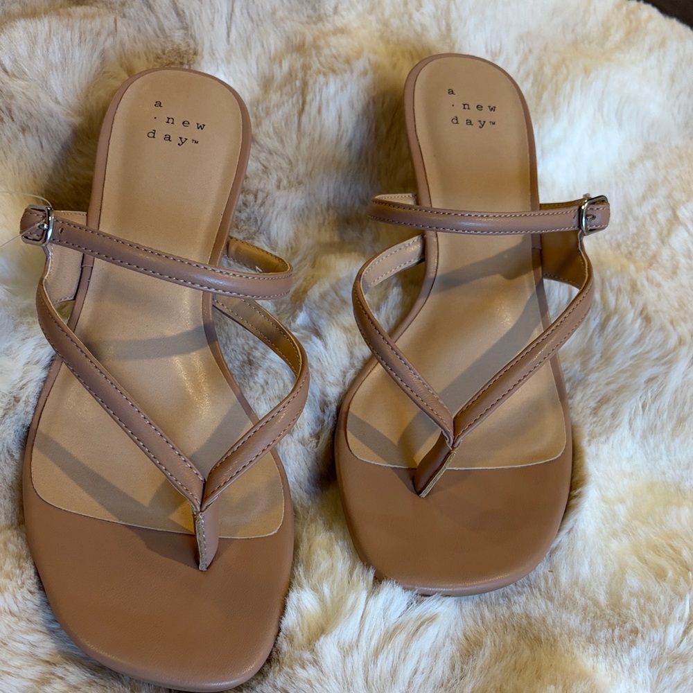 a new day Women's Tan Strappy Toe-Loop Sandals size 7 NWT - Picture 2 of 8